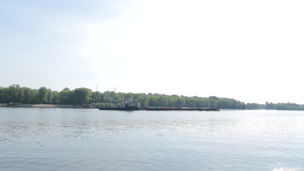 Ποταμόπλοιο επιπλέει κατά μήκος του ποταμού — Αρχείο Βίντεο