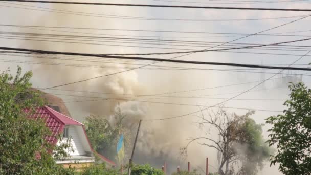 Fumée provenant d'une maison en feu — Video