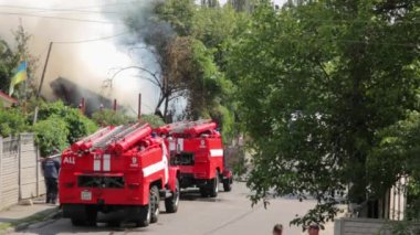 İki itfaiye araçları ve duman
