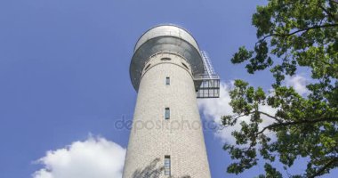 Su kulesi ve bulutlar