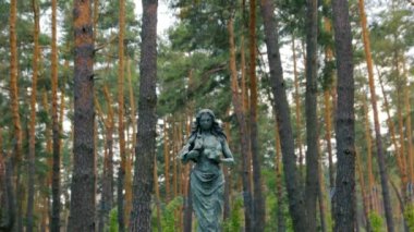 Bir orman heykel uzun geniş kadında