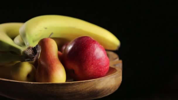 Frutas em uma panela de placa de madeira esquerda — Vídeo de Stock