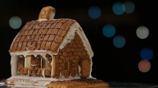 Gingerbread House mavi ışıklar