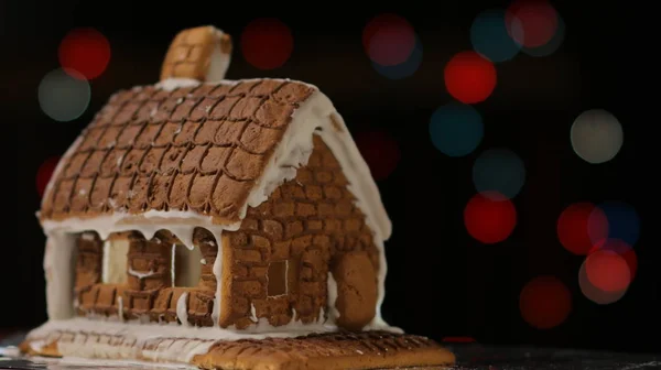 Gingerbread House renkli ışıklar