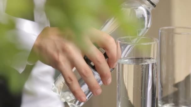 Gießt Wasser in Glas — Stockvideo