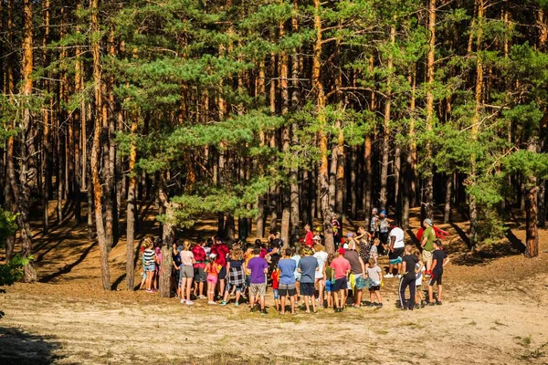 Ormandaki geniş genç grup