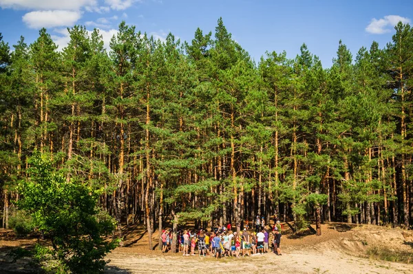 Gençler orman geniş yatay