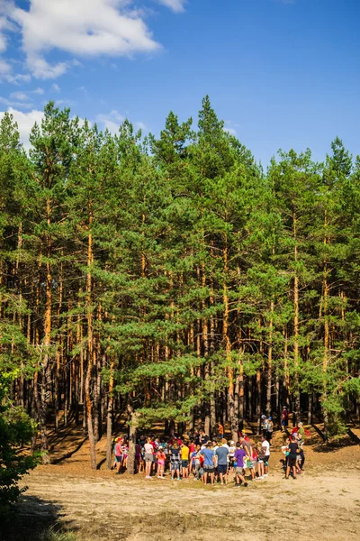 Geniş dikey ormandaki gençler