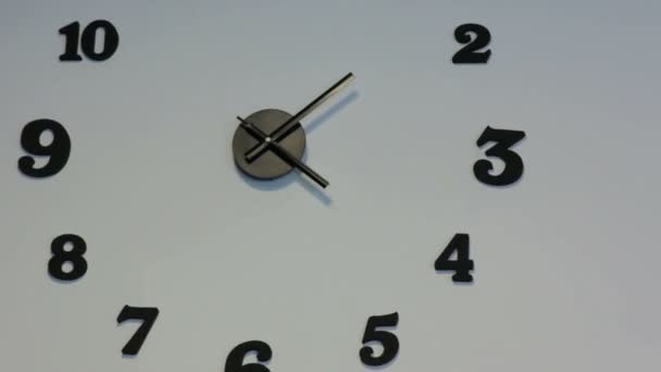 Reloj Dial en la pared blanca — Vídeos de Stock