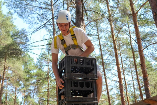Genç adam tırmanıyor yüksek aşırı orta