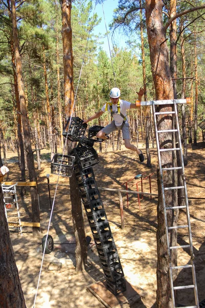 Genç adam tarihleri arasında yükseklik Extreme