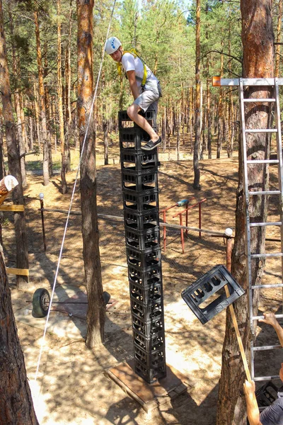 Genç adam tırmanıyor yüksek aşırı geniş