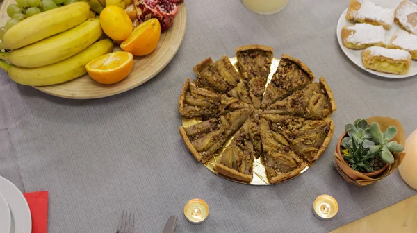 Pasta ve meyve şenlikli masaya