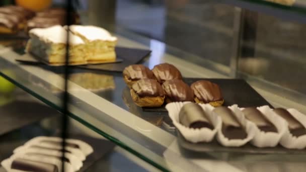 Pasteles elaborados en Storefront — Vídeo de stock