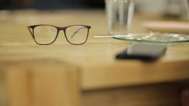 Glasögon på bordet — Stockvideo
