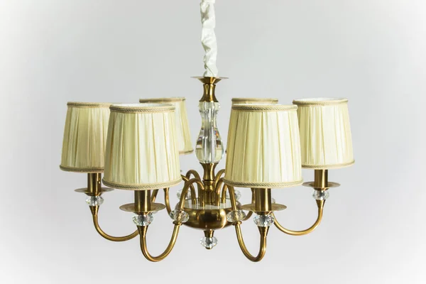 Bej renkli Plafonds ile altın avize