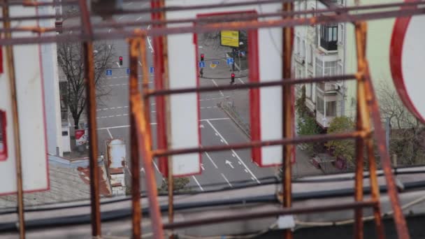 Homme et voiture de police sur une rue de la ville — Video