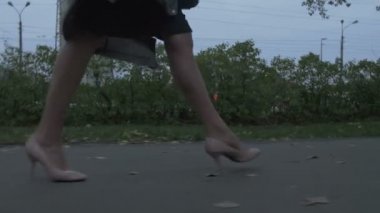 Kadın çalışan uzakta