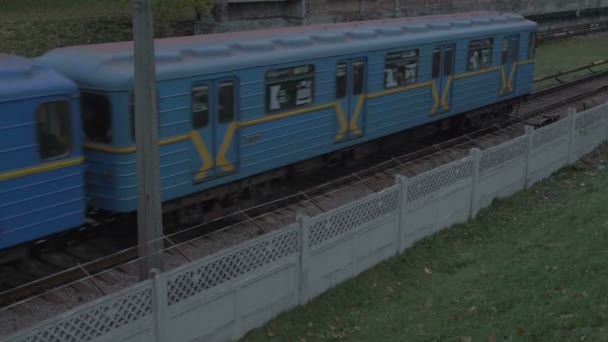 Ancien métro avec train — Video