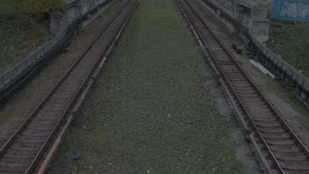 Проезжающий поезд метро — стоковое видео