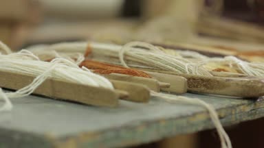 Masanın üzerinde dokuma konu