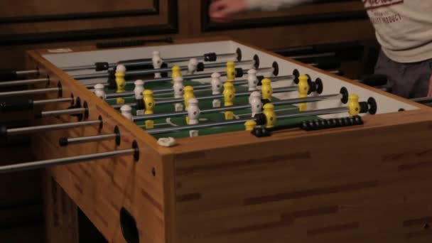 Jogar futebol de mesa — Vídeo de Stock