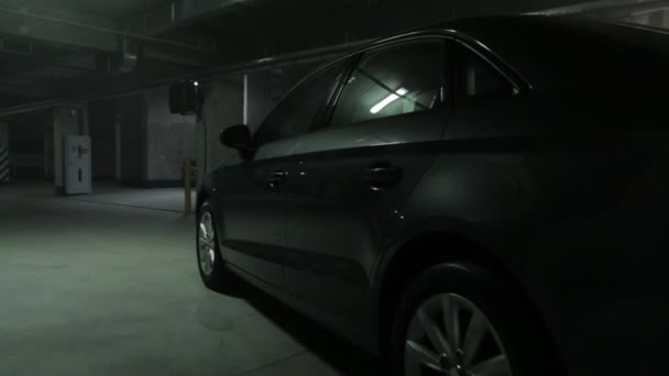 L'Avto dans le parking — Video
