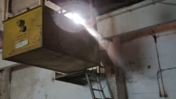 太陽光線古い工場格納庫光ビーム — ストック動画