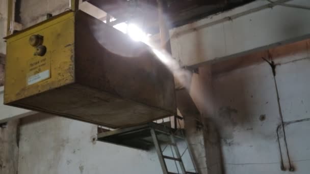 Raio Sol Antiga Fábrica Hangar Feixe Luz — Vídeo de Stock