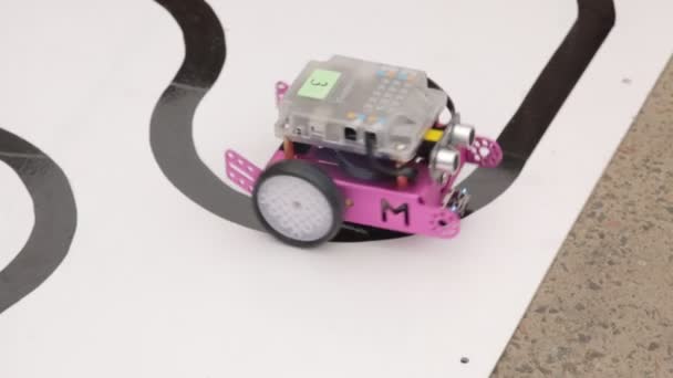Elektronik oyuncak araba — Stok video