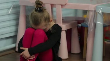 Üzgün küçük kız dansçı