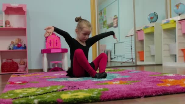 Küçük kız dansçı — Stok video