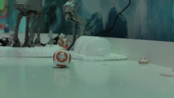 Die bb-8 star wars roboter — Stockvideo