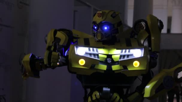 O Bumblebee Transformers Polegares para cima — Vídeo de Stock