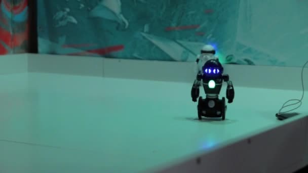 Beyaz siyah jantlar Robot düştü — Stok video