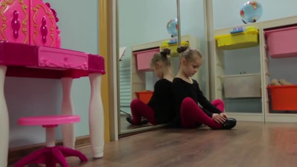 La pequeña bailarina se calienta los estiramientos — Vídeos de Stock