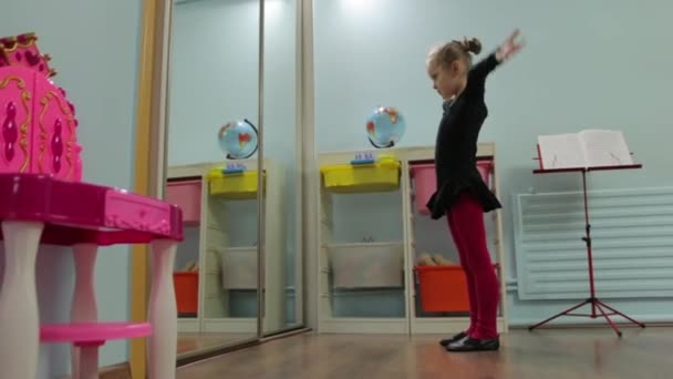 Das kleine Mädchen Ballerina erwärmt — Stockvideo