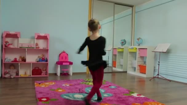 The Little Girl The Ballerina Spinning — Stock Video