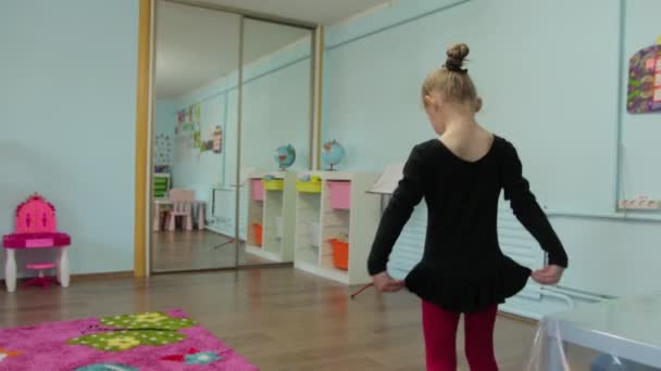 Den lilla flickan ballerinan — Stockvideo