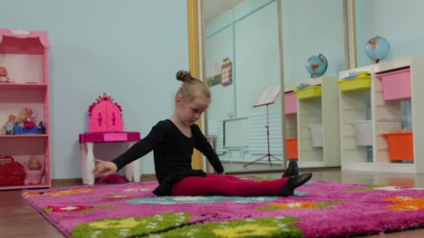 Маленькая девочка-танцовщица — стоковое видео