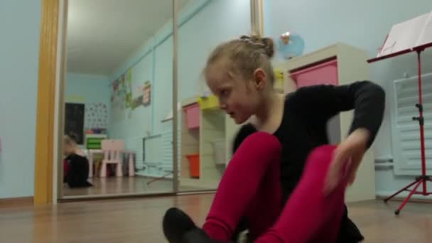 Kleines Mädchen Ballerina Drehung Auf Dem Boden — Stockvideo