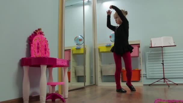 Liten Ballerina Spin Dans — Stockvideo