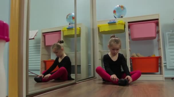 Den lilla flicka ballerinan på golvet — Stockvideo