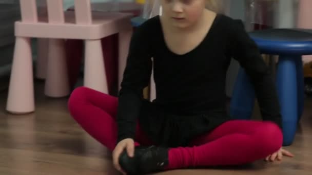 Küçük kız balerin Stretche — Stok video