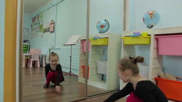 Das kleine Mädchen springen Luftkuss — Stockvideo