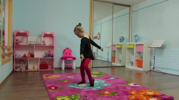 La petite fille pose Spinning — Video