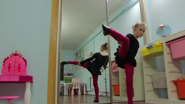 Das kleine Mädchen tanzt Ballerina — Stockvideo