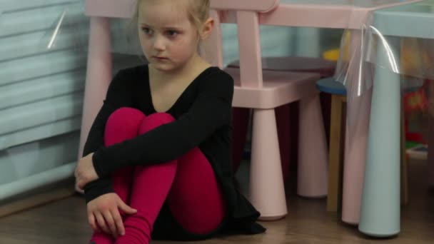 Den sorgliga lilla flickan ballerinan — Stockvideo