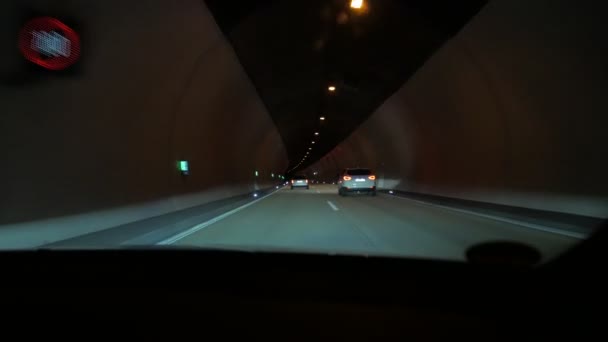 Voiture de conduite dans le tunnel de nuit — Video