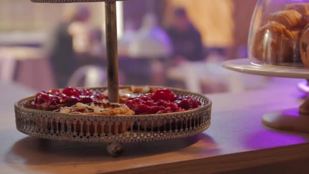 Солодкі торти в кафе — стокове відео